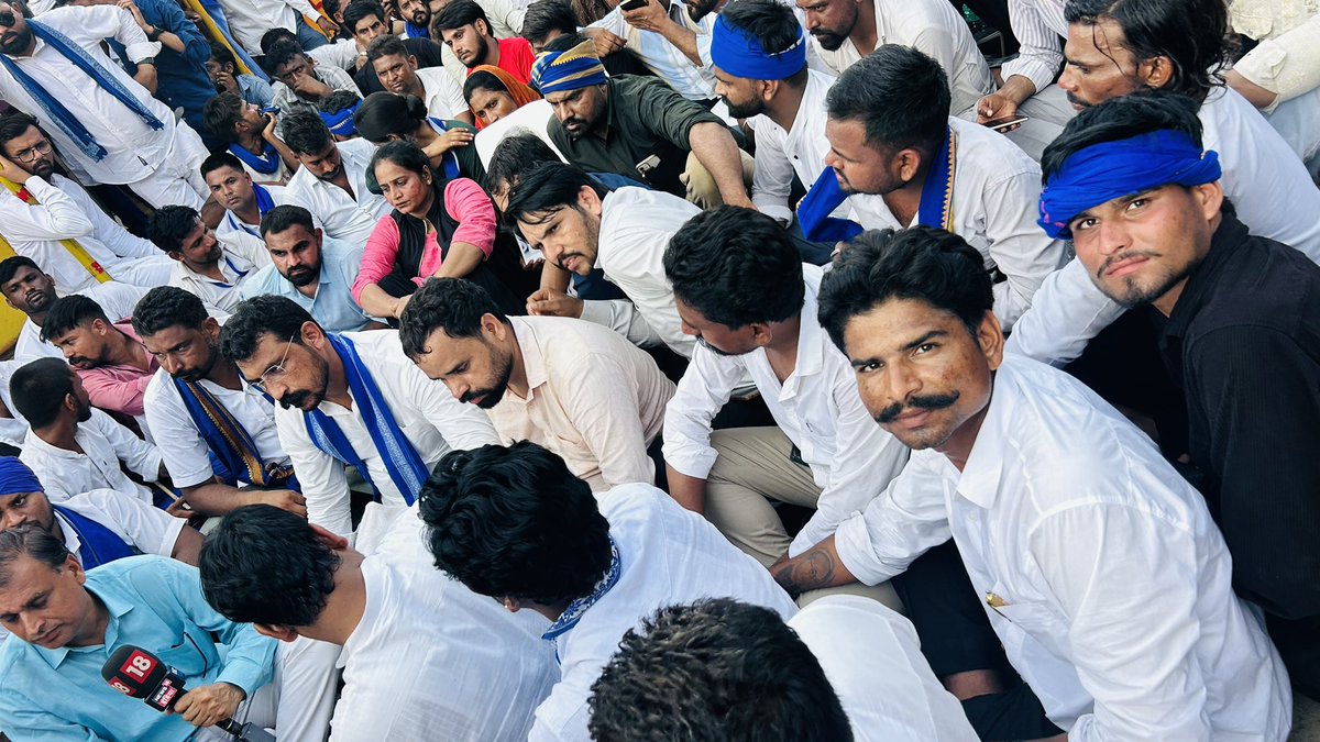 Sureshmehar__'s tweet photo. आज @BhimArmyChief  के नेतृत्व में ऐलान के अनुसार डांगावास के पीड़ित परिवारों को न्याय दिलाने के लिए जयपुर शहीद स्मारक से विधानसभा घेराव के लिए कूच किया, लेकिन पुलिस ने हमें शहीद स्मारक के बाहर ही रोक दिया।

पुलिस की इस कार्रवाई के बावजूद हमारी आवाज़ नहीं रुकेगी। हम डांगावास के पीड़ित परिवारों को न्याय दिलाकर रहेंगे।

न्याय की यह लड़ाई आख़िरी दम तक जारी रहेगी।

सरकार की तानाशाही नहीं चलेगी!