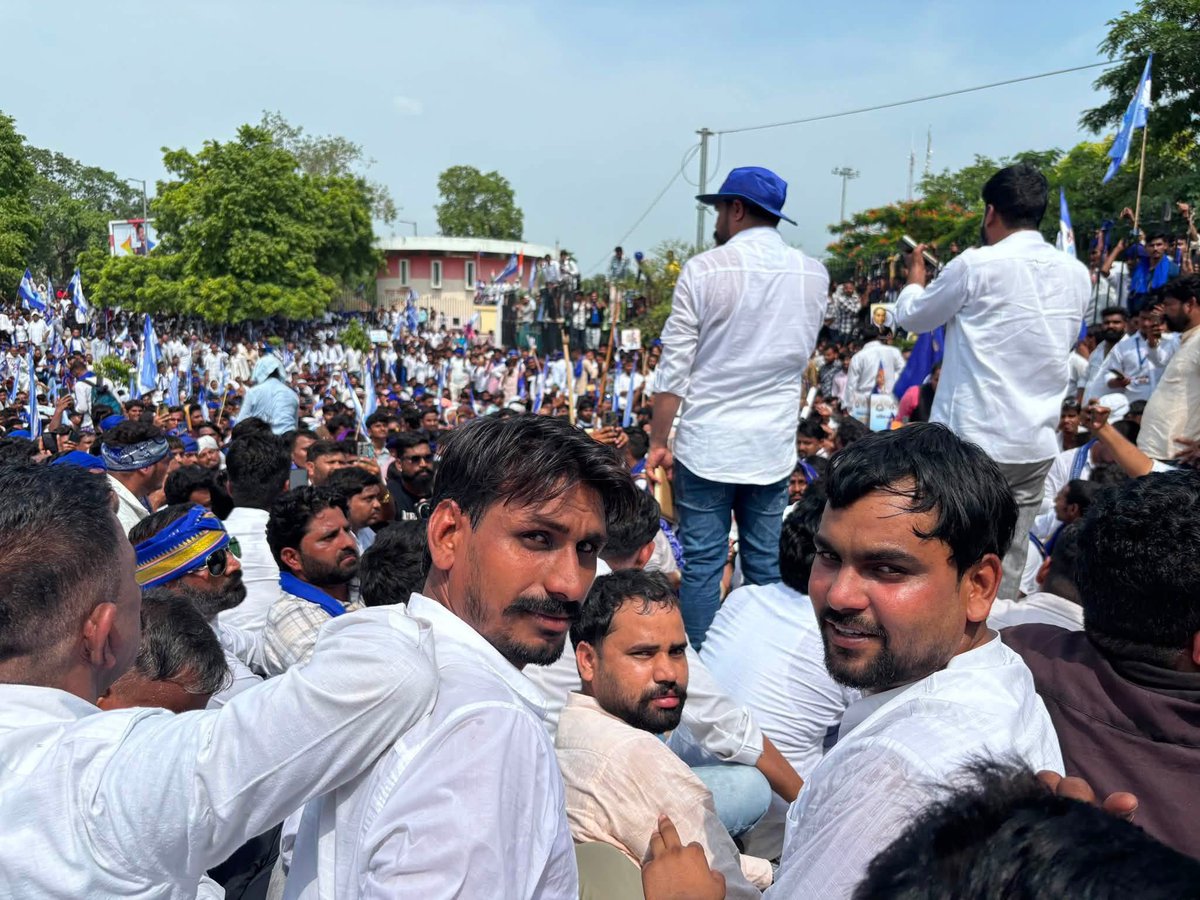 Sureshmehar__'s tweet photo. आज @BhimArmyChief  के नेतृत्व में ऐलान के अनुसार डांगावास के पीड़ित परिवारों को न्याय दिलाने के लिए जयपुर शहीद स्मारक से विधानसभा घेराव के लिए कूच किया, लेकिन पुलिस ने हमें शहीद स्मारक के बाहर ही रोक दिया।

पुलिस की इस कार्रवाई के बावजूद हमारी आवाज़ नहीं रुकेगी। हम डांगावास के पीड़ित परिवारों को न्याय दिलाकर रहेंगे।

न्याय की यह लड़ाई आख़िरी दम तक जारी रहेगी।

सरकार की तानाशाही नहीं चलेगी!