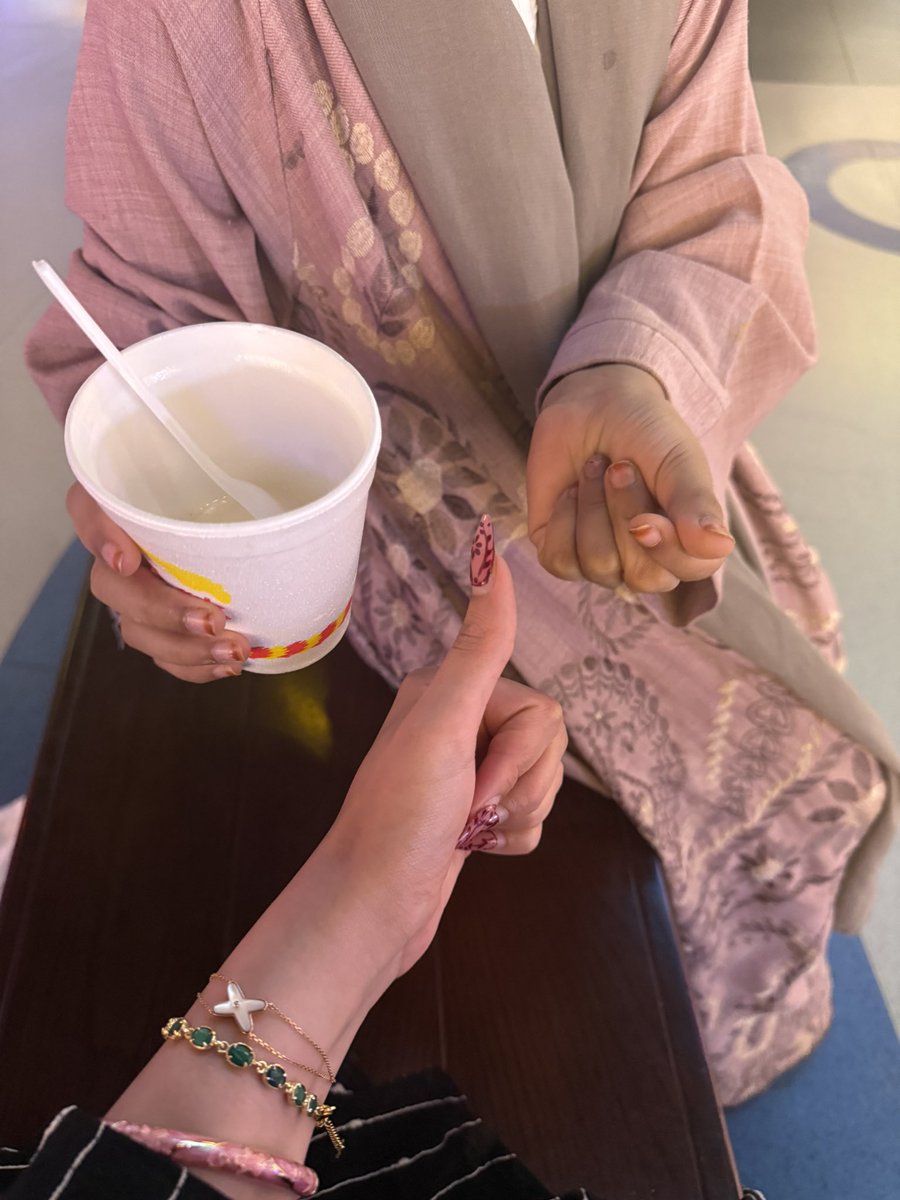 solarspacesoul's tweet photo. رايحة اصور فلم بقناة اطفال مشهورين بيوتيوب وصديقتي الجديده تقولي اذا كبرت تبي تصير مخرجه وبتجيبني امثل دور عجوز 😭 روستد او شي https://t.co/fArFOpjzAD