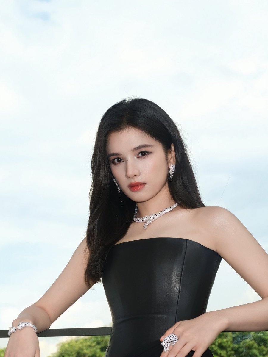 dianzia7's tweet photo. 260821 장정의 공작실 웨이보

창산과 얼하이를 바라보며, 화려한 장인정신을 음미하다. 
작은 공간 안에 경계도 끝도 없는 아름다움을 담아내다.
#张婧仪 #ZhangJingyi #장정의 https://t.co/vo6QIwajSc