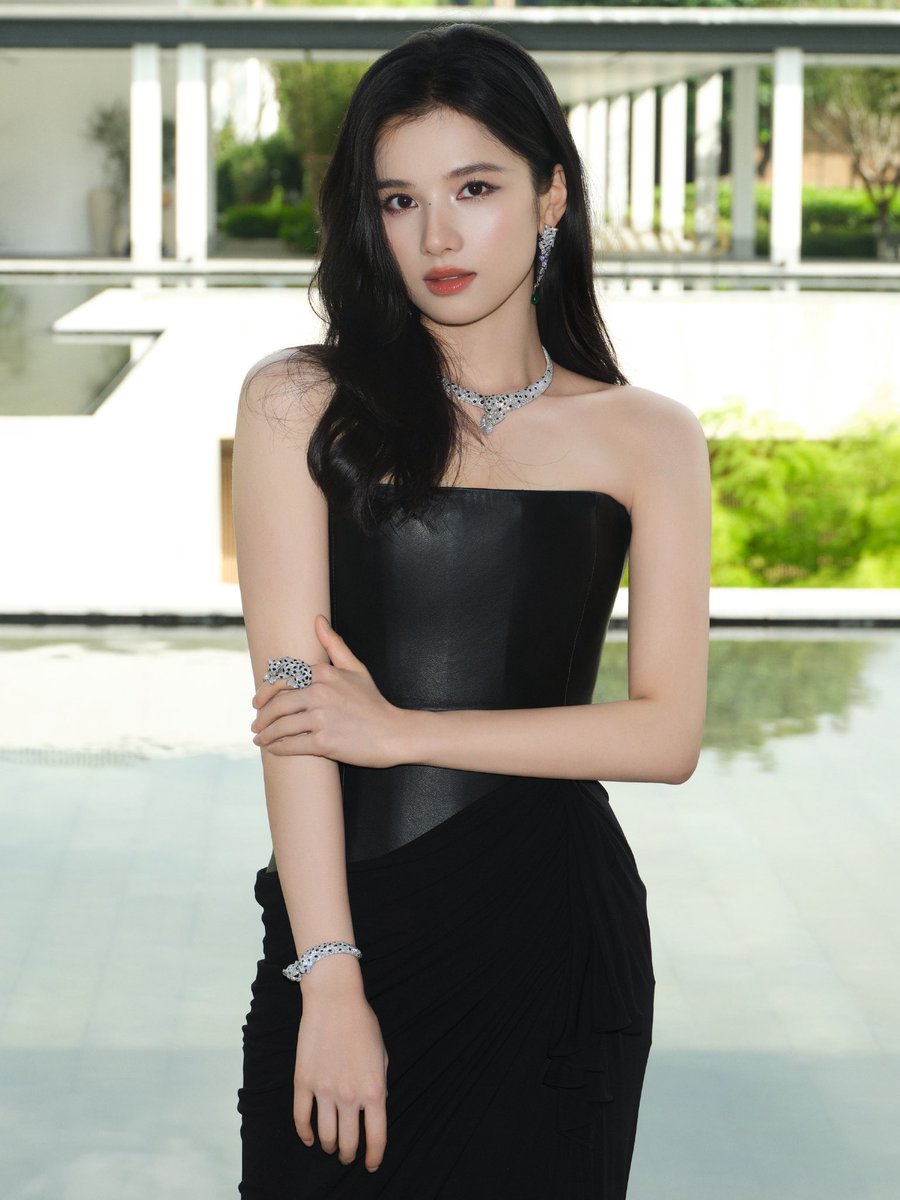 dianzia7's tweet photo. 260821 장정의 공작실 웨이보

창산과 얼하이를 바라보며, 화려한 장인정신을 음미하다. 
작은 공간 안에 경계도 끝도 없는 아름다움을 담아내다.
#张婧仪 #ZhangJingyi #장정의 https://t.co/vo6QIwajSc