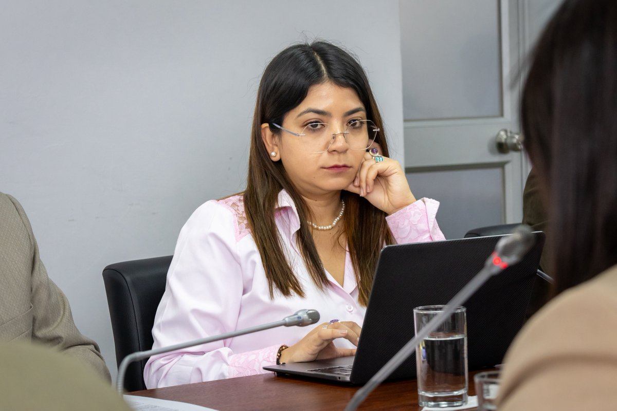 CJudicaturaEc's tweet photo. En representación del Consejo de la Judicatura, la Directora Nacional (e) de Acceso a los Servicios de Justicia, Isabel Espinosa, participó en la mesa interinstitucional convocada por la Comisión Especializada Permanente de Protección Integral a Niñas, Niños y Adolescentes de la Asamblea Nacional, en el marco de la socialización del proyecto de Ley Reformatoria al Título III y IV del Libro IV, Responsabilidad del Adolescente Infractor, del Código de la Niñez y Adolescencia.

🤝 Este espacio reúne a instituciones del Estado para analizar la propuesta y generar aportes que contribuyan a su construcción.

📑 En la reunión se presentaron datos de causas en el sistema judicial y detalles técnicos que aporten al análisis de la reforma legislativa.

#JusticiaConIndependenciaCJ ⚖️
