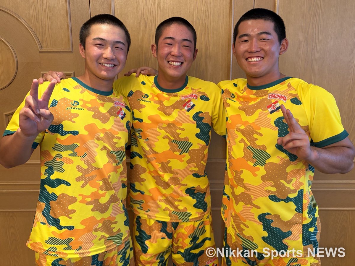 nikkan_yoshinee's tweet photo. やっぱりソックリな（左から）#池田聖摩 選手 #田島陽翔 選手 #江坂佳史 選手😊この夏最後のスリーショットは、江坂選手と池田選手が、２年生の田島選手を中央に👍照���ながら兄⁉️２人に肩を組まれる田島選手でした😆 https://t.co/lfqB9KlOUU