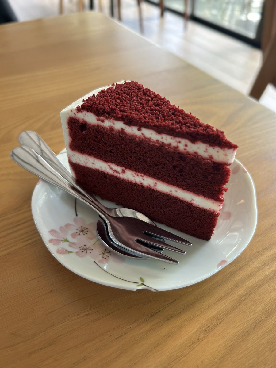 SirMeinhardt's tweet photo. รักน้าาา (เลยต้องแกล้ง 😆)
แต่ Red velvet cake น่ากินมากเลยแก

นี่แน่ะ~~~ @Lilin_SoraSora 🌝 https://t.co/BGznZfKAaV