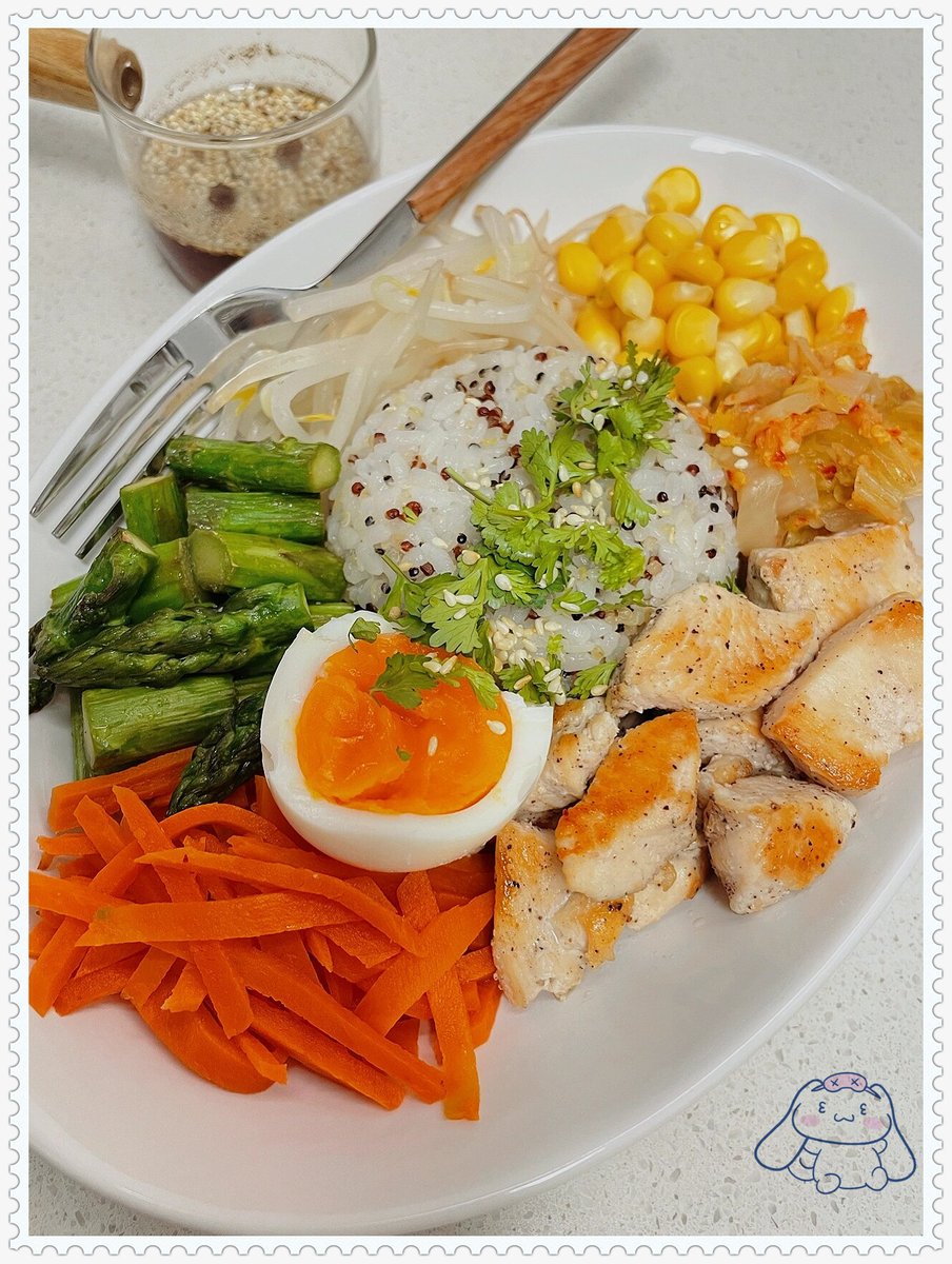heresathought5's tweet photo. This 5-minute grilled chicken quinoa bowl is perfect for weight loss! Tender chicken, fiber-rich quinoa, fresh veggies, and a drizzle of lemon vinaigrette—light, tasty, and under 400 calories! ， https://t.co/dEv4np6PeD