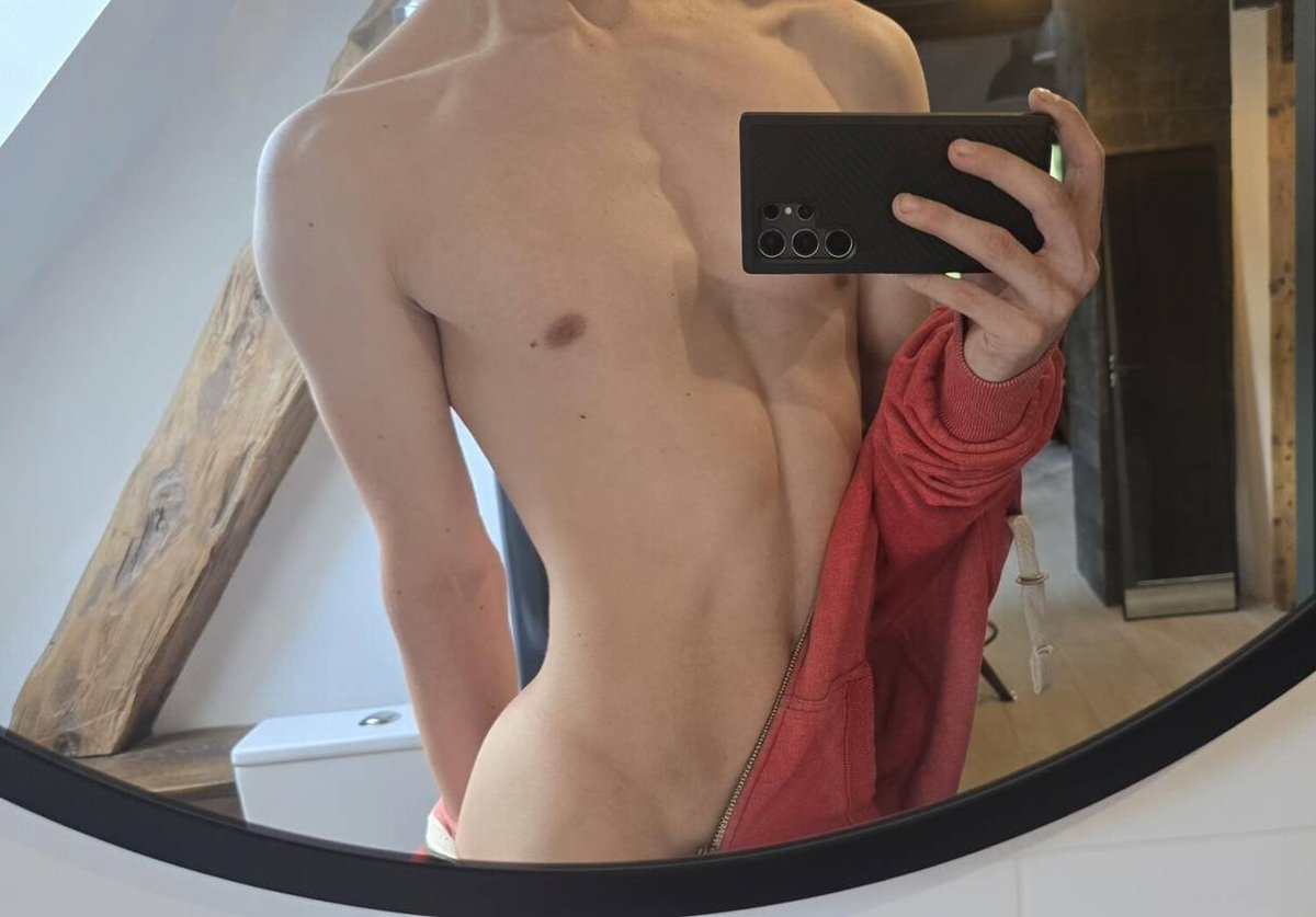Char1zeP's tweet photo. twink twinking out https://t.co/Opq3AZCHn5