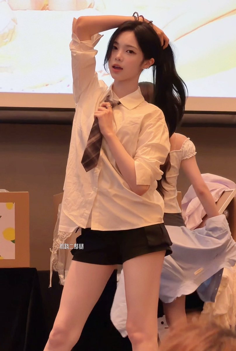 codeiann's tweet photo. that one popular girl at school who is everyones crush https://t.co/BkPlM2zG6A