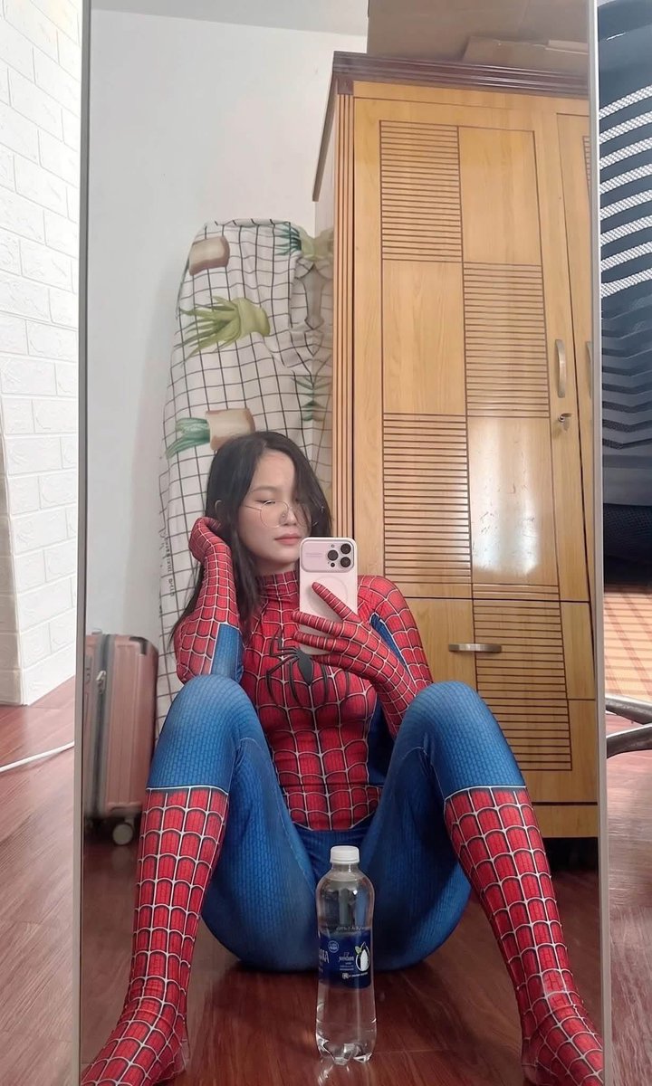 Duyenbuom's tweet photo. Mặc bộ này vừa nóng vừa chật mà sao trên phim họ mặc được hay vậy? Hay do 3 vòng của Duyên mập quá nhỉ? 🥵 #duyenbuom https://t.co/cTUHAAFajz