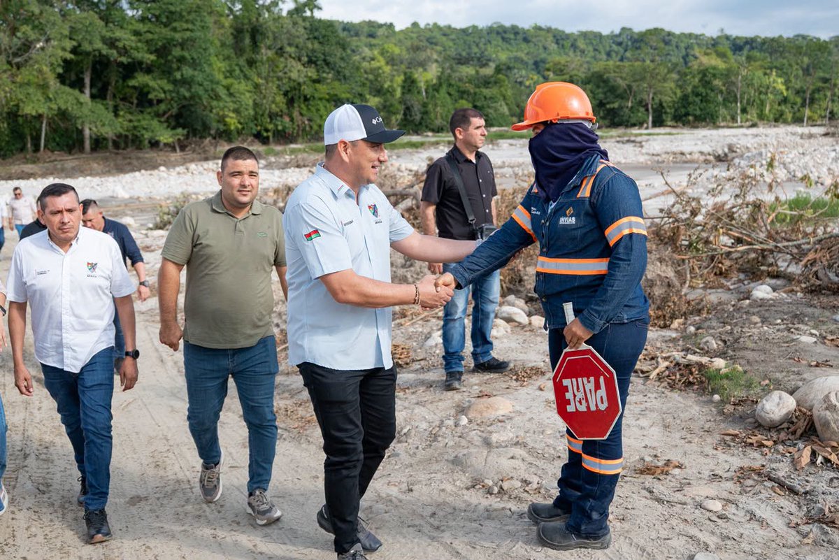 GobArauca's tweet photo. El gobernador @MartinezPRenson verificó en el sector de Caño Negro, los avances de la instalación del puente metálico temporal de 67 metros y que fue priorizado por el Gobierno Nacional a través del @InviasOficial en medio de la calamidad pública. https://t.co/JcDlYQw82U
