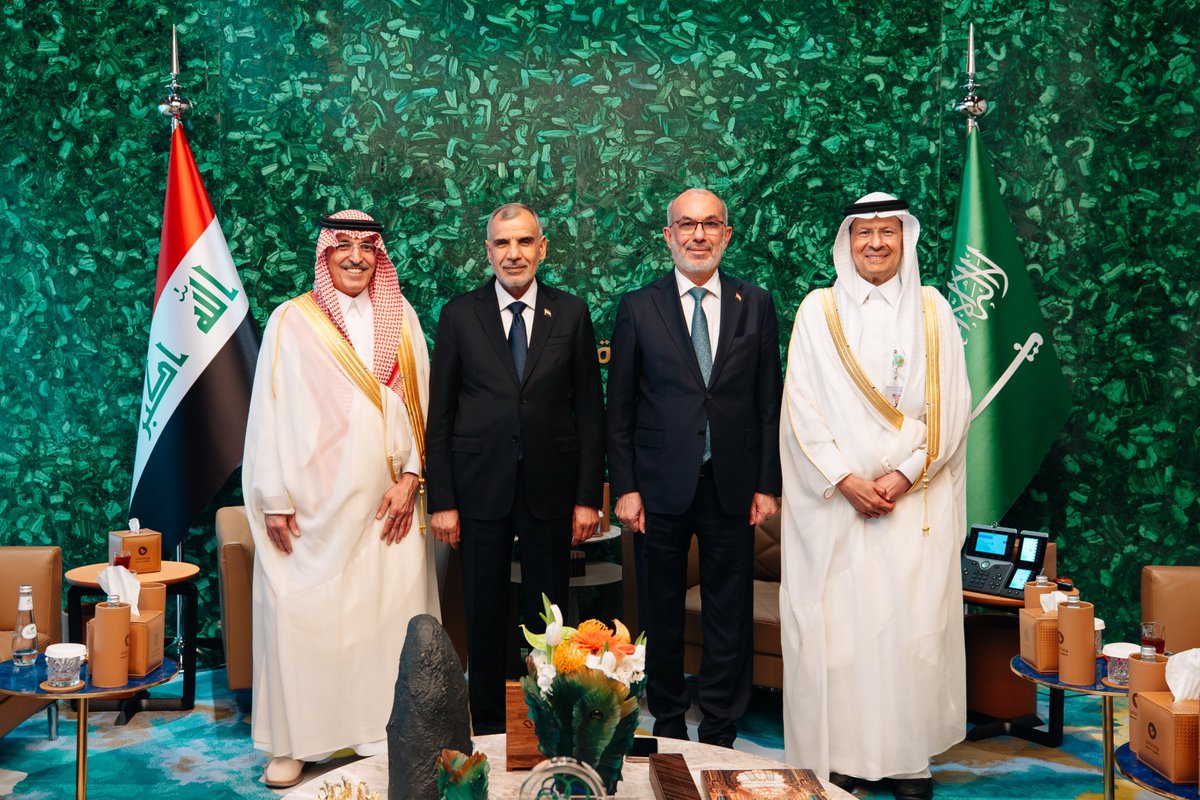 a_albander's tweet photo. تحرك عراقي مهم نحو الرياض، في توقيت مزدحم بالتحولات الأمنية والنفطية في المنطقة.

🇮🇶 وزير المالية العراقي فالح ساري عداشي ووزير النفط باسم محمد خضير العبادي.

🇸🇦 يلتقيان الأمير عبدالعزيز بن سلمان، الذي يتولى حقيبتي الطاقة والصناعة والثروة المعدنية، ووزير المالية السعودي محمد الجدعان.

البيان السعودي تحدث عن التعاون وأمن الطاقة واستقرار الإمدادات.

وبحسب "رويترز" قال رئيس الوزراء العراقي علي الزيدي إن الوفد توجه إلى السعودية لبحث رفع حصة بلاده في "أوبك" بالتزامن مع خطة عراقية لزيادة الإنتاج إلى ما بين 8 و10 ملايين برميل يومياً خلال 6 سنوات.

بالتزامن مع تحرك بغداد لفتح مسارات تصدير بديلة تقلل اعتمادها على مضيق هرمز.

اللقاء يأتي بعد أيام من زيارة وفد أمني واستخباري عراقي رفيع إلى الرياض، ما يعكس اتساع التنسيق بين السعودية والعراق من أمن الحدود وحماية المنطقة، إلى أحد أكثر ملفات المرحلة حساسية: النفط وأمن الإمدادات.