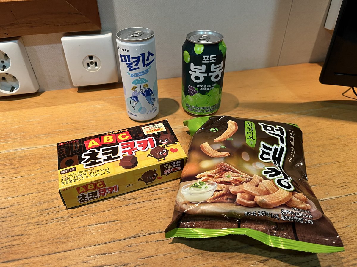 ii_iron's tweet photo. 下関から釜山行きのフェリーに乗船しました。初手から激辛メニューの洗礼を受けたので船内コンビニで謎のスナック類を入手して口内を中和。ハングルがさっぱり読めないのでパッケージで想像力を高めていくスタイル。 https://t.co/f3Qf2iP9MS