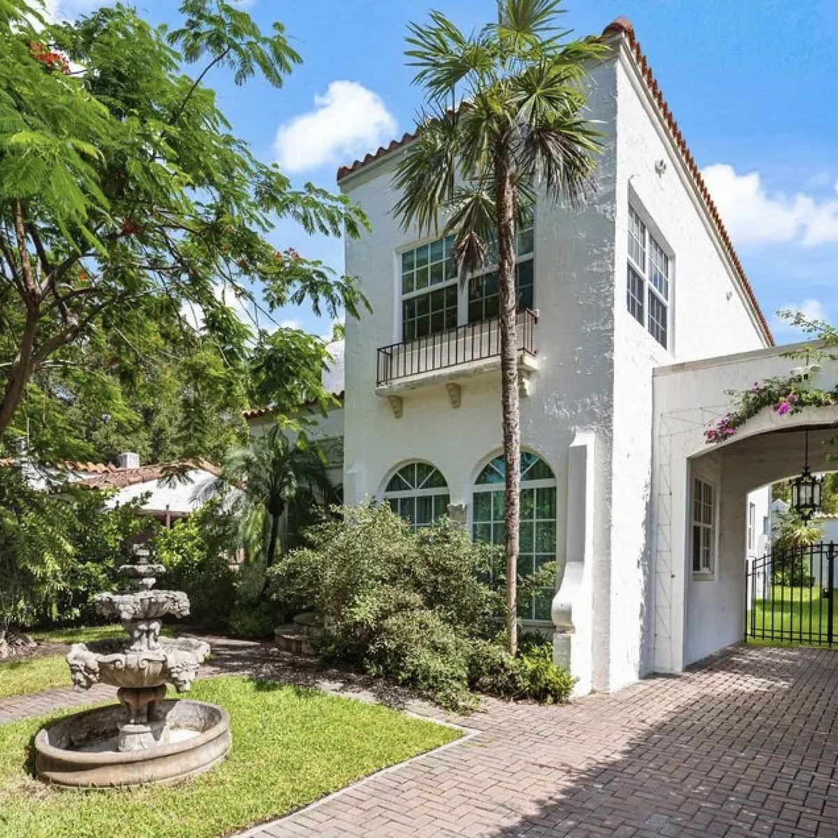 completere_com's tweet photo. Which $1.5 million South Florida home would you pick? 🏠

🌴 Miami or 🌊 Key West?

Two dream homes, one tough choice.
-
-
-
#realestate #dreamhome #FloridaRealEstate #justlisted https://t.co/XdIezvi1Oj