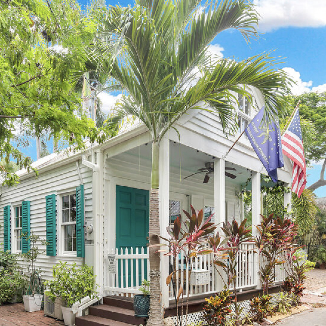 completere_com's tweet photo. Which $1.5 million South Florida home would you pick? 🏠

🌴 Miami or 🌊 Key West?

Two dream homes, one tough choice.
-
-
-
#realestate #dreamhome #FloridaRealEstate #justlisted https://t.co/XdIezvi1Oj