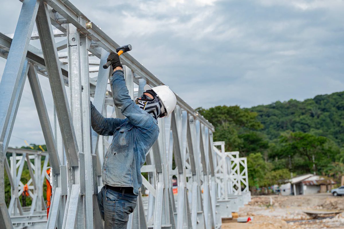 GobArauca's tweet photo. Esta estructura permitirá recuperar la conexión de Saravena con Norte de Santander y Santander.
El puente metálico es una solución provisional, pero representa un paso para garantizar nuevamente el tránsito mientras se avanza en la construcción de la estructura definitiva. https://t.co/rbB3eFVxym