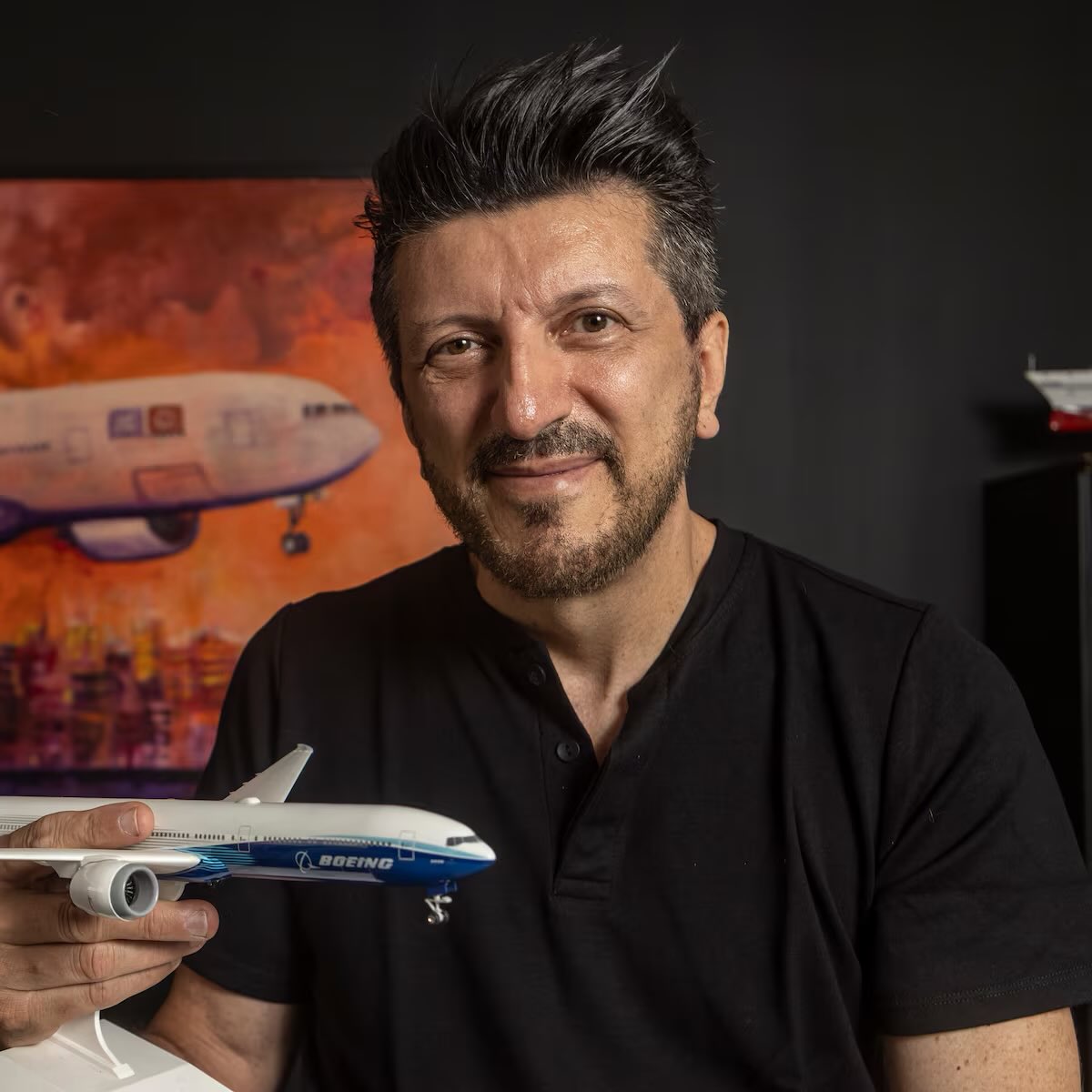 mufcbr's tweet photo. Não é sobre futebol: Hoje, a Mila, esposa do Lito, publicou um vídeo informando que o dono do canal @avioesemusicas foi diagnosticado com Creutzfeld-Jakob, doença que não tem tratamento e causa a perda dos movimentos e demência.

Ela disse que "nas últimas semanas ele já perdeu bastante movimento, mas a lucidez dele ainda está íntegra". Em Julho, Lito confirmou que estava com câncer de próstata.

Quem está falando é o fundador do mufcbr, não lembro exatamente quando comecei a acompanhar o aviões e músicas, mas lembro de está colando figurinhas do álbum da copa do mundo de 2018, enquanto acompanhava um vídeo do Lito.

A forma dele passar um conteúdo tão técnico, te faz achar que o funcionamento de um avião é bem simples, inclusive sempre desejei conferir um vídeo dele sobre o Desastre de Munique. Como criador de conteúdo, vi vários vídeo do Lito e sempre pensei em criar vídeos sobre o Manchester United, mas sempre posterguei.

Durante a semana, conversei com o @marcosjere38, membro do mufcbr, sobre colocar em prática ideias de projetos que compartilhamos.

A notícia da doença rara do Lito, junto com a conversa com o Jerê, me fez pensar em uma coisa: minha filha, que completou 4 anos no último dia 18/08.

No vídeo sobre o câncer, o Lito falou sobre ficar bem e poder brincar com seu filho de 7 anos. Em algum momento, tomara que bem demorado, o filho do Lito não terá a presença física do pai, mas terá um legado de um trabalho incrível do seu pai e uma legião de admiradores do seu pai.

Mas o que filha tem com o mufcbr e a doença do Lito? Não quero postergar mais, posso criar muitos conteúdos e deixar algo para quando minha forma física não for mais possível. 

A conversa com o Jerê me fez despertar a vontade de fazer o que tanto tenho planejado. A notícia da doença do Lito me fez querer acelerar o início.

Espero que o Lito seja o primeiro caso de cura da Creutzfeld-Jakob, que ele possa seguir brincando com seu filho e que siga respondendo aos "Saudações aeronáuticas, tudo bem com vocês?"