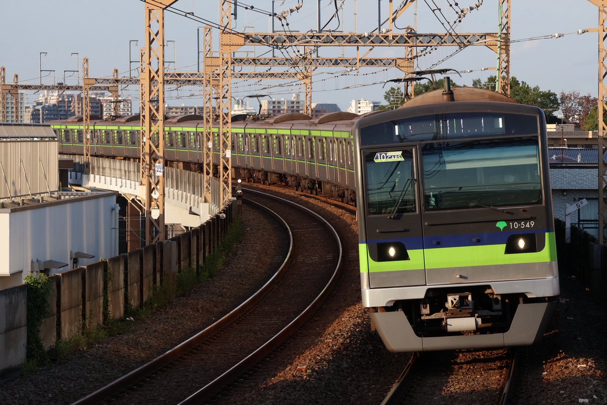 toefunaphoto's tweet photo. 京王稲田堤 日常
0749レ京王7000系 7728F(臙脂帯復刻)
4873レ 都営10-300形 10-540F https://t.co/atwaJKS2X0