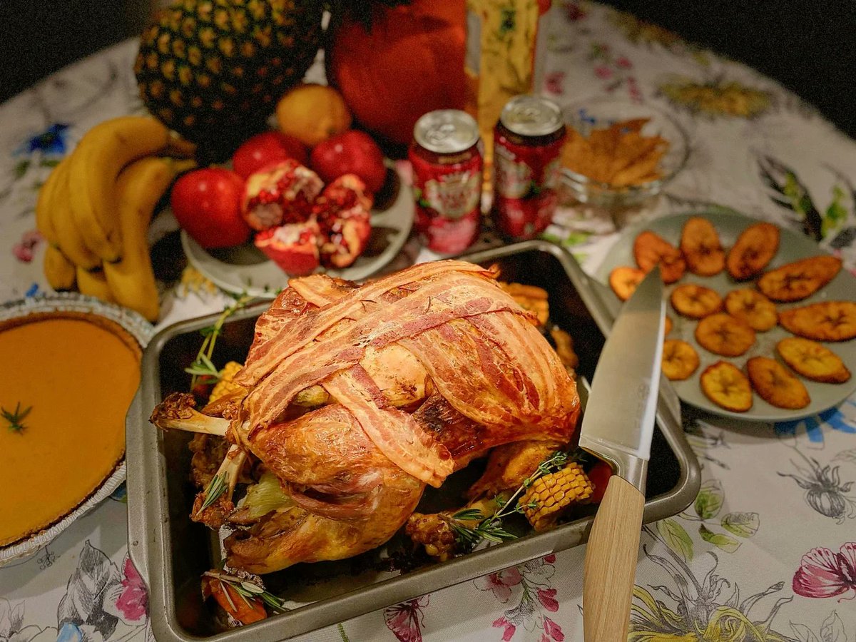 WinnerLorelei's tweet photo. Thanksgiving feast alert! Roast turkey, maple-glazed veggies, and warm apple pie on the menu—grab your fork, friend!  #ThanksgivingEats， https://t.co/yQcAgVrEsy
