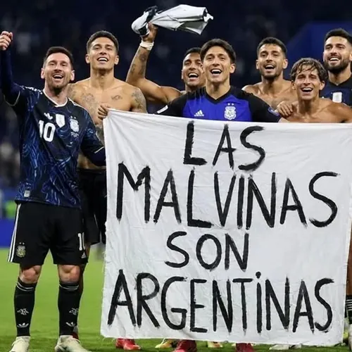 El_Prensero's tweet photo. 💙🤍Salió la Sanción de la FIFA a la AFA por exhibir la bandera de nuestras Islas Malvinas en el Mundial.
Una multa que no nos duele ni nos molesta, nos enorgullece. Serán los 30.000 dólares mejor gastados de la historia en este eterno y legítimo pedido de soberanía. ¡Las Malvinas son y serán siempre argentinas!

Fuente: https://t.co/LrfOLs7z7P