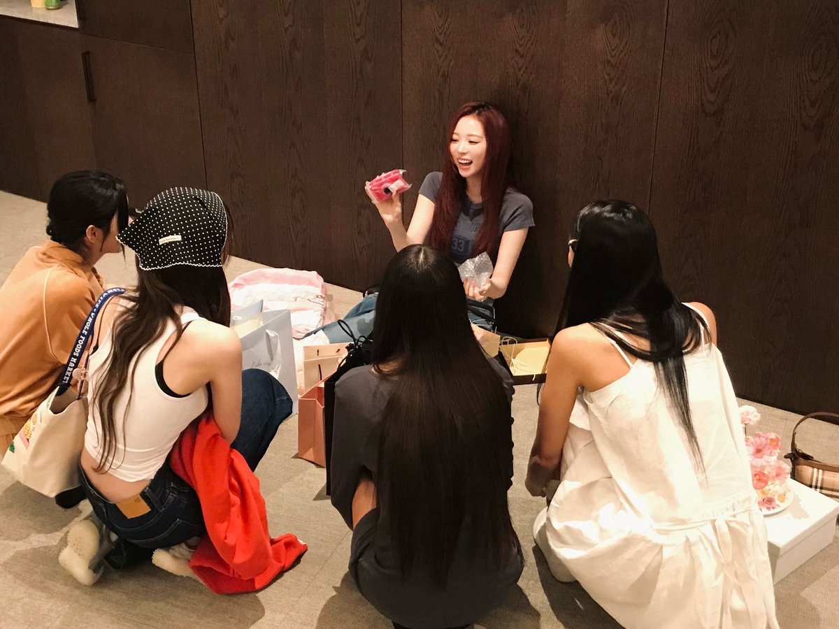 itsmeovv's tweet photo. This pic means so much to me 🥹 such a lovely shot! I could feel the love from this pic alone https://t.co/unLSbIzxhJ
