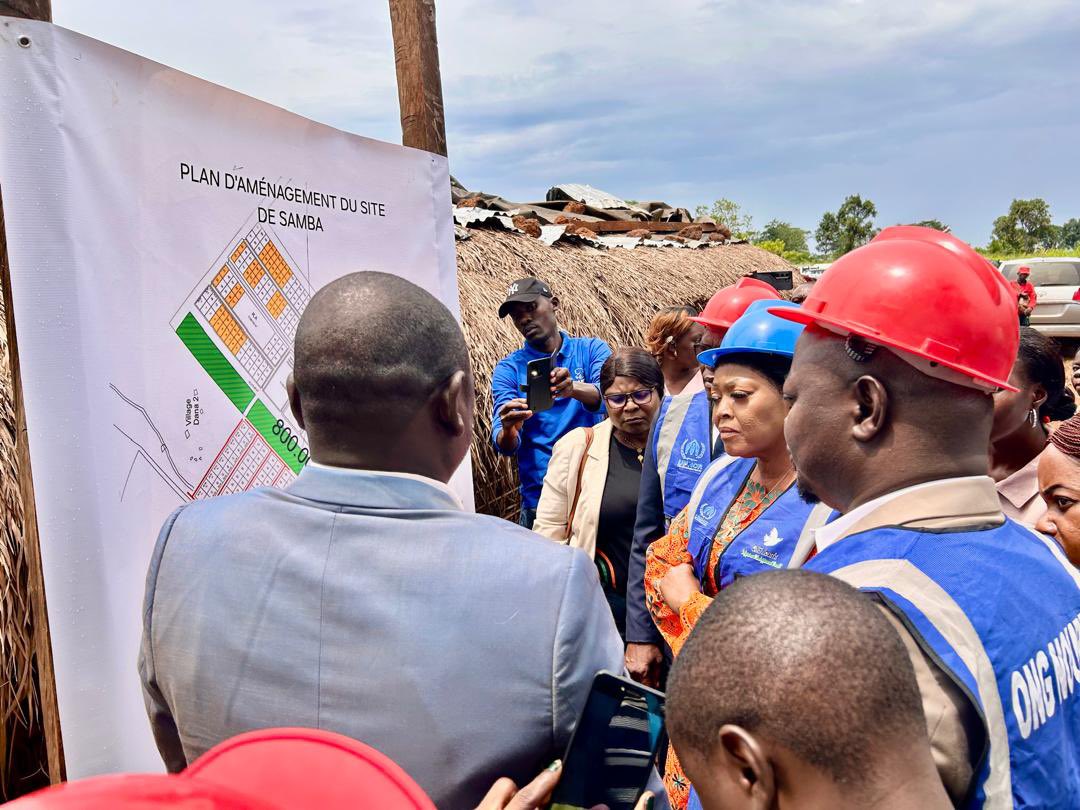 UNHCR_CAR's tweet photo. 🏗️ A new milestone for #Samba development hub! 

The Minister of Humanitarian Action, @BemakaJ, laid the foundation stone today for 100 homes🏠 100 family latrines and a borehole💧3 classrooms 📚.

Concrete investments to improve living conditions and support local development! https://t.co/BDp2I1qICg