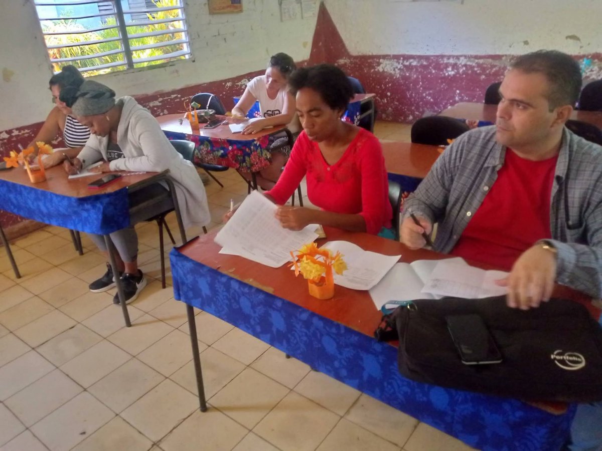 DmeBaragua's tweet photo. Con la presencia del Director Municipal de Educación Arturo Castellano González se efectúa reunión con los directores y administradores del Consejo Popular Baraguá.
#BaraguáPorMás #EducaciónBaraguá no se detiene #VamosPorMas #InicioDelCursoEscolar https://t.co/3784GnZpUj