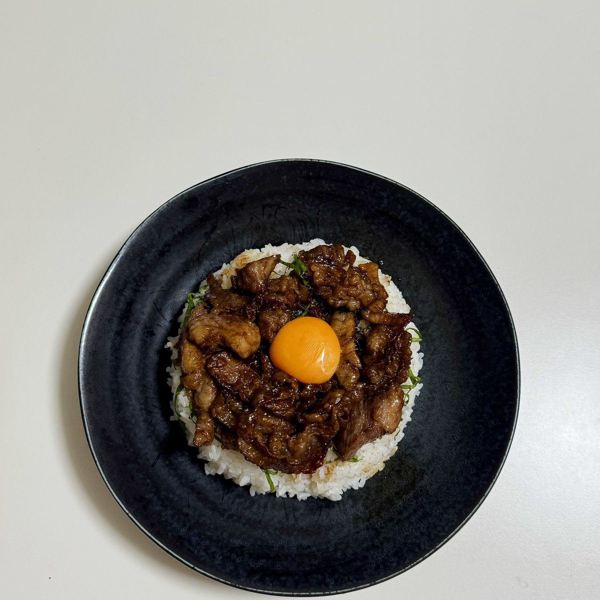 haru_minimal's tweet photo. がっつり焼肉ライス。

ごはんにも酒にも合う丼。 https://t.co/ScUFnvzuQV