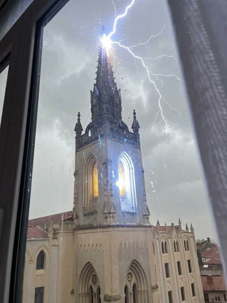 D_Higuera_Ing's tweet photo. 🌩 Iglesia de los Jesuitas en Santander. Interesante fotografía, es muy difícil capturar la caída de un rayo (200 msg) tan de cerca. Es curioso como cae en la torre, incluso daña la piedra, a pesar de que tiene al lado la punta del pararrayos. https://t.co/LihN9JNp1h