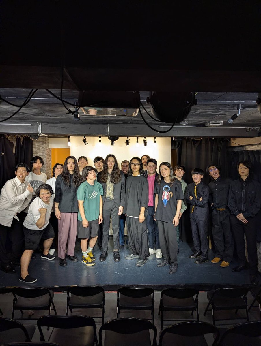 unkounkoDX's tweet photo. 一昨日モロだしっ！ライブでした
またやります

ft. メガネが反射しすぎて雑魚のマッドサイエンティストみたいになってるグリーンたくたく・ともはる https://t.co/KyJeJpoBRb