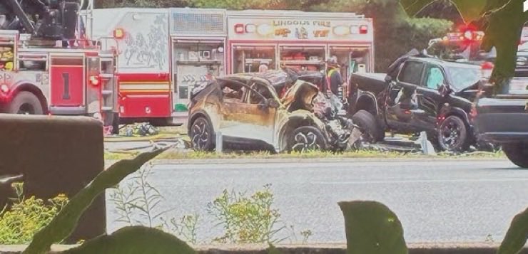 noticiasRI's tweet photo. Cumberland - Aparatoso accidente cobra la vida de dos personas en la I-295. Más en https://t.co/mabKGwCApZ https://t.co/hMbjVfqsGX