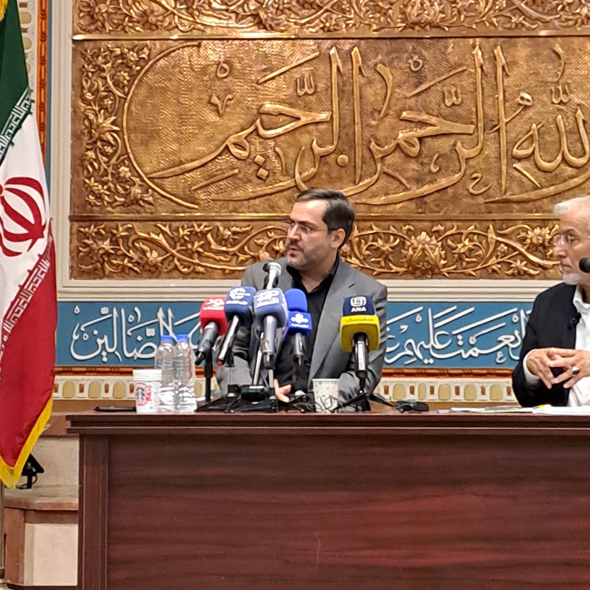 taghatonews's tweet photo. دکتر سیدیاسر جبرائیلی در همایش انرژی، معیشت، امنیت ملی : آقای پزشکیان میگوید: (تو میگویی معادن باید به حاکمیت برگردد؟) [جواب من این است که] آقای پزشکیان یکبار آن قانون اساسی که به آن قسم خوردی را بخوان! https://t.co/SNB2RPawdq