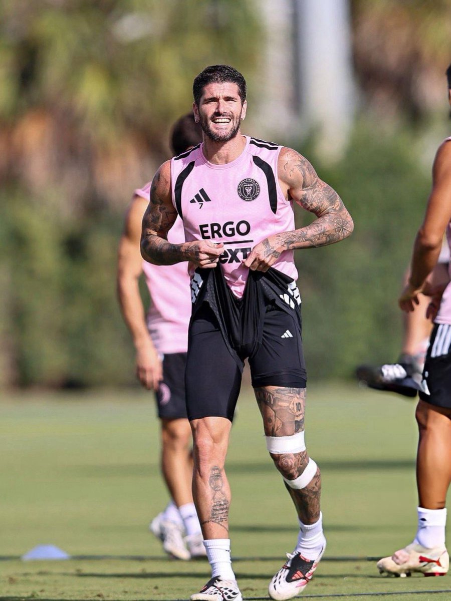 movimentdepaul7's tweet photo. 👀😂 Rodri De Paul durante el entrenamiento de hoy con Inter Miami https://t.co/xKSy5wlM63