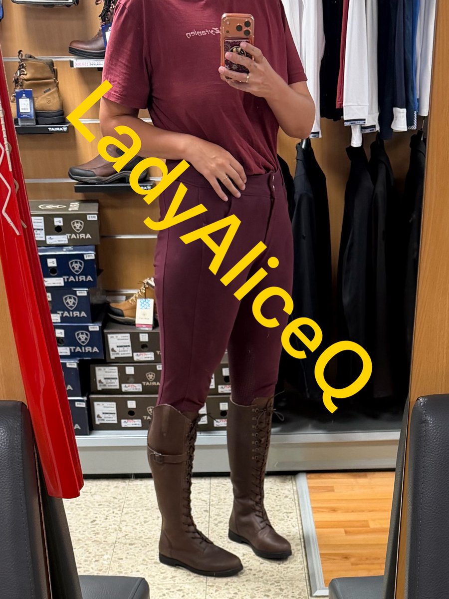 LadyAliceQ's tweet photo. Hier gabs grade hotte neue Reitstiefel vom Skl@ven geschenkt 💸⛓️ 
So mag ich das gerne 🤭🫦

#findom #findomme #goddess https://t.co/SsS2C1IYNy