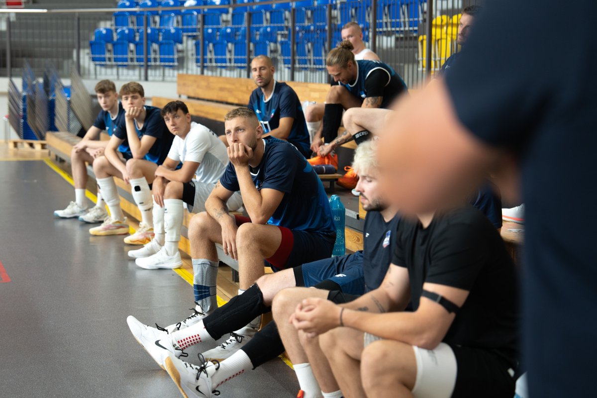 ZAKSAofficial's tweet photo. Zaczynamy trenowanie 👊 Pierwsze krople potu już na parkiecie hali Azoty 💦 #preseason 

ZAKSA rekomenduje kolekcję siatkarską Teamwear @4f_official ➡️ https://t.co/hbyixsYSjc #4f #4fteam #4fPoland #4fPolska https://t.co/Of6Pa3VQjf