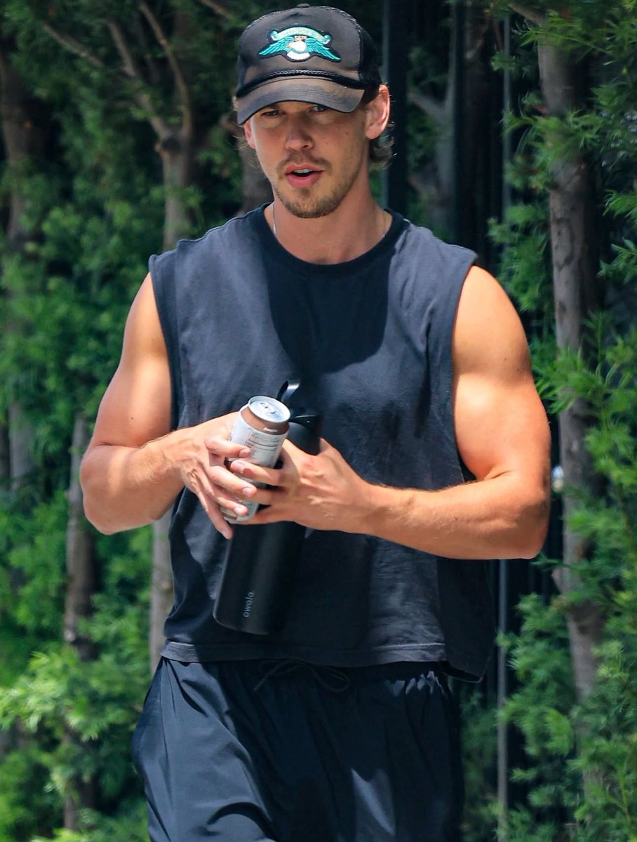 AusTayColombia's tweet photo. These be photos, are just part of the pinnacle of many things coincidentally going right yesterday, except for my sleep, and I just love these, he looks so fucking dam hot. https://t.co/2ULhw8MeA7