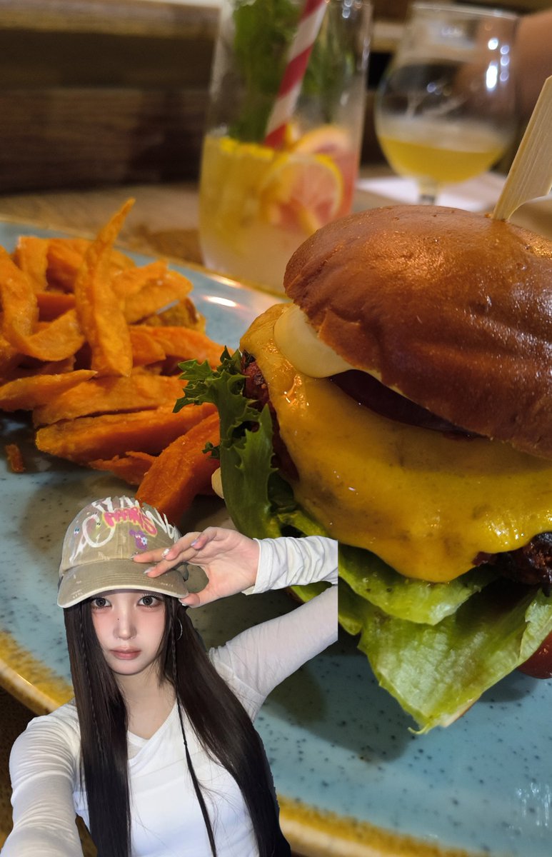 ninushi_'s tweet photo. #joobinburger (vegetarian ver.) + lemonade to represent tripleS's upcoming cover https://t.co/Ndk9oWQh5V