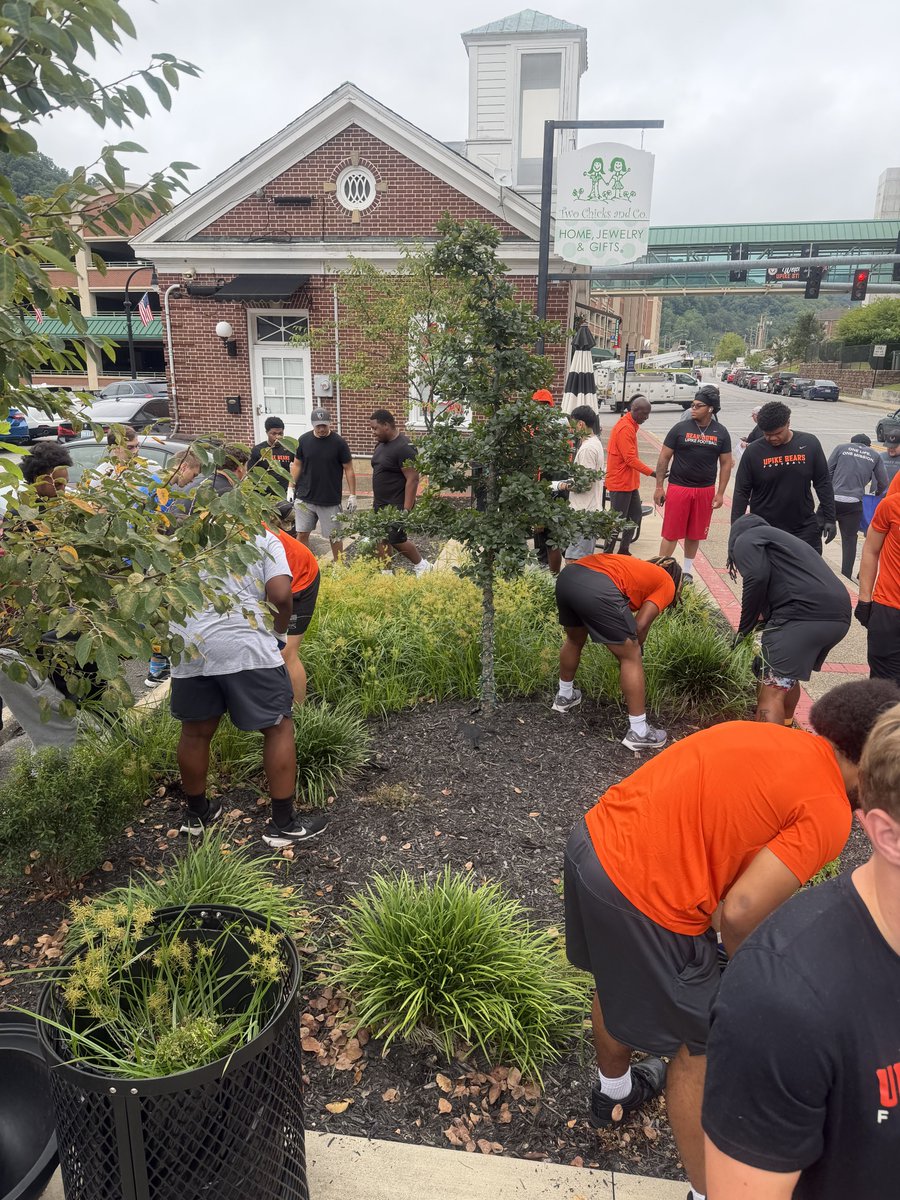 UPIKEFOOTBALL's tweet photo. Endless giving. 🐻

The community service never stops.

Game week is here, but our players know what’s really important. Serving others, giving back, and making a difference in the community we call home.

Proud of our Bears. 🐻

#GoBears #BearDown #UPike #BearRaid https://t.co/lV7pQpeUtu
