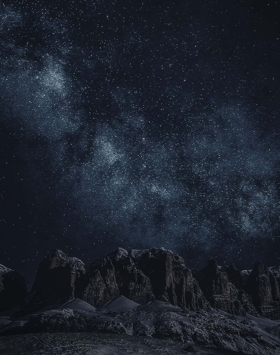 quesi357662's tweet photo. The night sky is so peaceful. Those mountains look so silent under all the stars. Such a serene moment 🌙 https://t.co/hyMalvYHvI