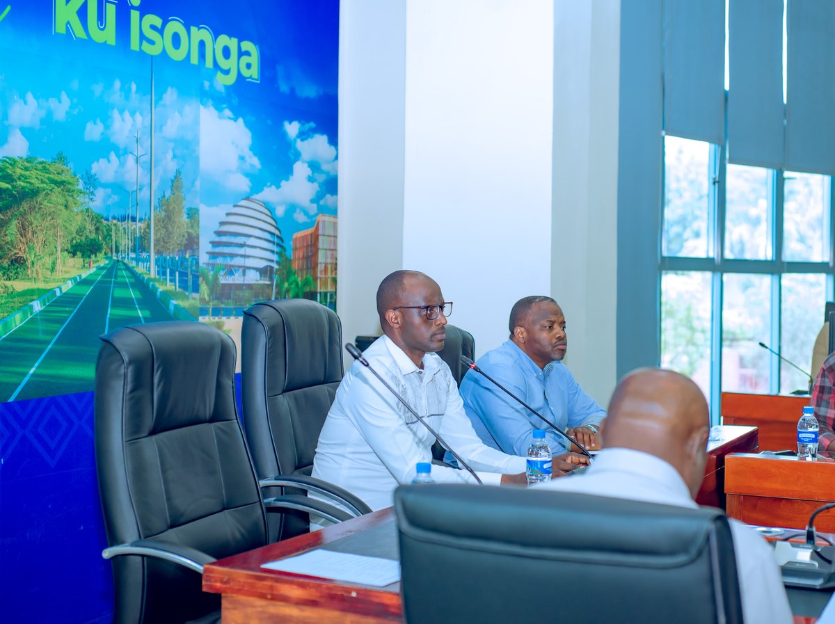 NyagatareDistr's tweet photo. Aka kanya mu cyumba cy'inama cy'Akarere ka Gasabo, hari kubera inama nyunguranabitekerezo ku iterambere ry'ubworozi mu Karere ka Nyagatare. Iyi nama ihurije hamwe Ubuyobozi bw'Akarere ka Nyagatare, aborozi bororera mu Karere ka Nyagatare ariko batuye i Kigali ndetse n'urubyiruko ruba mu mujyi wa Kigali ariko ruvuka mu Karere ka Nyagatare.

Atangiza iyi nama, Umuyobozi w'Akarere ka Nyagatare, KAKOOZA Henry yagaragarije abayitabiriye intambwe imaze guterwa mu iterambere ry'ubworozi, aho yasabye urubyiruko n'aborozi basanzwe bororera mu Karere, kubyaza umusaruro amahirwe ashingiye ku bworozi ahari, hagamijwe kongera umusaruro ukomoka ku bworozi.

Yakomeje agaragaza ko hari ibirigukorwa bizorohereza aborozi kugeza amazi mu nzuri no mu ngo. Ibi bizagirwamo uruhare n'ibikorwaremezo bitandukanye, muri byo harimo umushinga w'urugomero rwa Muvumba.
Yasabye kandi aborozi kugira uruhare mu guhindura imyumvire bagakora ubworozi bujyanye n'igihe, bwiza kandi butanga umusaruro.