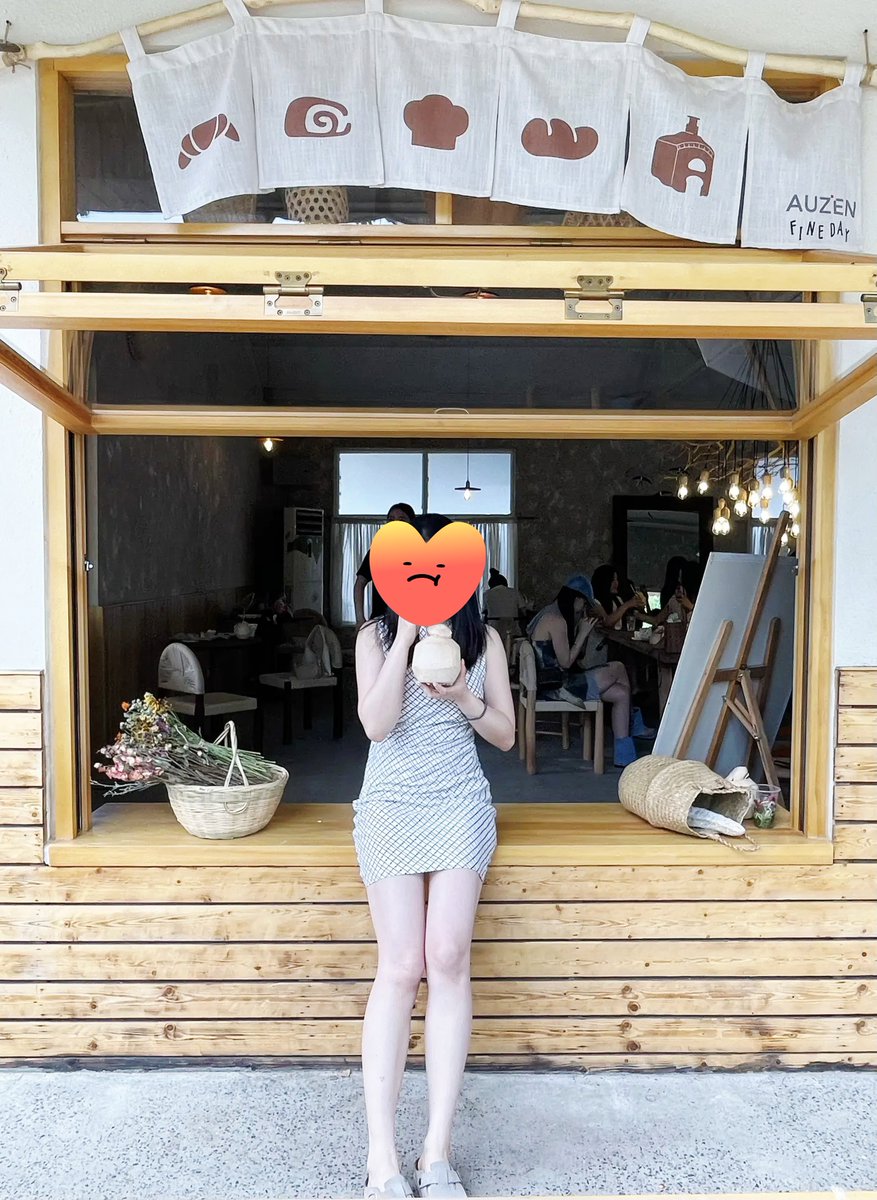 CrushFuQi's tweet photo. 说实话，给老婆拍这张照片时我的注意力全在后面那个女孩身上😂 https://t.co/d8XgLzfyAH