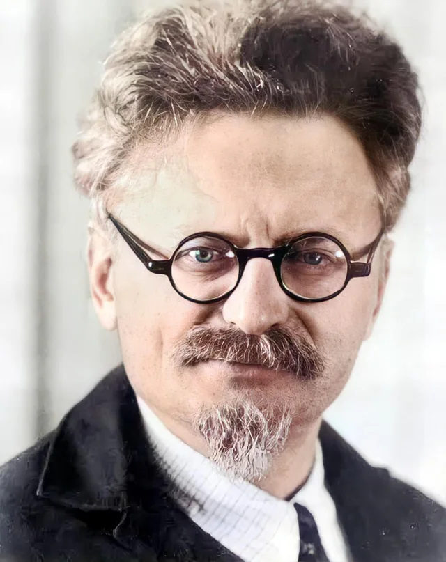 argefemerides's tweet photo. #Undiacomohoy en 1940, en la Ciudad de México fallece el lider ruso León Trotski. Al momento de su muerte estaba exiliado y siendo perseguido por el régimen soviético de Josef Stalin, quien había ordenado su asesinato. https://t.co/uZKznAXhCB