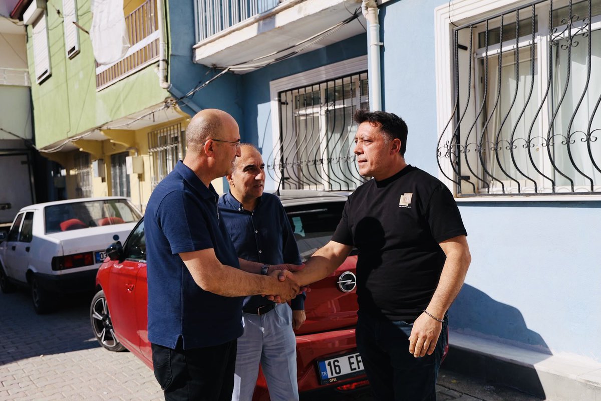 dirbazbuyuksu's tweet photo. Beldemizde görev yaptığı sırada 29 Haziran 1999 tarihinde şehit olan Jandarma Astsubay Kıdemli Üstçavuş Tevfik Aksu’nun Dinar’da yaşayan kıymetli annesini, Dinar belediye başkan yardımcımız sayın Serkan Utku ile birlikte ziyaret ettik.

Bir annenin duasında, bir şehidimizin hatırasında; Esendere ile Dinar’ın, doğu ile batının aynı gönülde buluşan kardeşliğini gördük.

İçinden geçtiğimiz bu kıymetli süreçte en büyük temennimiz; geçmişimizin hatırasına ve acılarına saygıyla sahip çıkarak, annelerin artık gözyaşı dökmediği, huzurun ve kardeşliğin kalıcı olduğu güçlü bir Türkiye’yi hep birlikte inşa etmektir.

Bizim inancımız nettir: Bu ülkenin geleceği ayrışmada değil; birlikte yaşama iradesinde, ortak kaderde ve güçlü kardeşliktedir.

Aziz şehidimiz Tevfik Aksu’yu rahmet ve minnetle yâd ediyor, kıymetli annemizin ellerinden öpüyorum.

Dinar’dan Esendere’ye; birliğimiz daim, kardeşliğimiz güçlü, geleceğimiz ortak olsun.