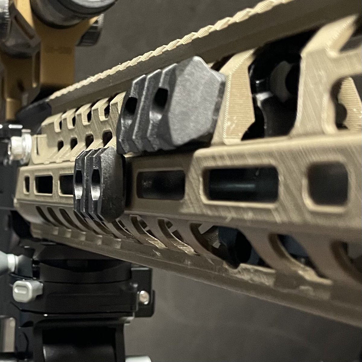 nylon_nunomono's tweet photo. 20式のロングハンドガード
空想デザインではありません。ちゃんと豊和がInstagramに載せてたモデルになります。銀ピカ試作モデルではなく、製品版の方になります。
#20式小銃 #20式GBB #20式 #type20 https://t.co/eekWiJ4gYF