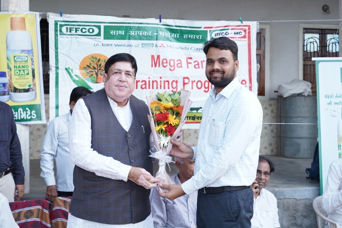 Dileep_Sanghani's tweet photo. अमरेली किसान उत्पादक एवं प्रसंस्करण सहकारी समिति लिमिटेड (FPO) द्वारा वांकिया गांव में आयोजित किसान सभा का दीप प्रज्ज्वलित कर शुभारंभ किया।

अमरेली जिला सहकारी संघ के अध्यक्ष श्री मनीष संघाणी द्वारा आयोजित इसी प्रकार की किसान सभाओं के आयोजन की श्रृंखला के अंतर्गत यह किसान सभा आयोजित की गई।

टीम सहकार अमरेली के जयंतीभाई पानसुरिया, दीपकभाई मालाणी, घनश्यामभाई त्रापसीया, लाभूभाई अकबरी, अमितभाई रदाडिया समेत गणमान्य महानुभाव उपस्थित रहे।