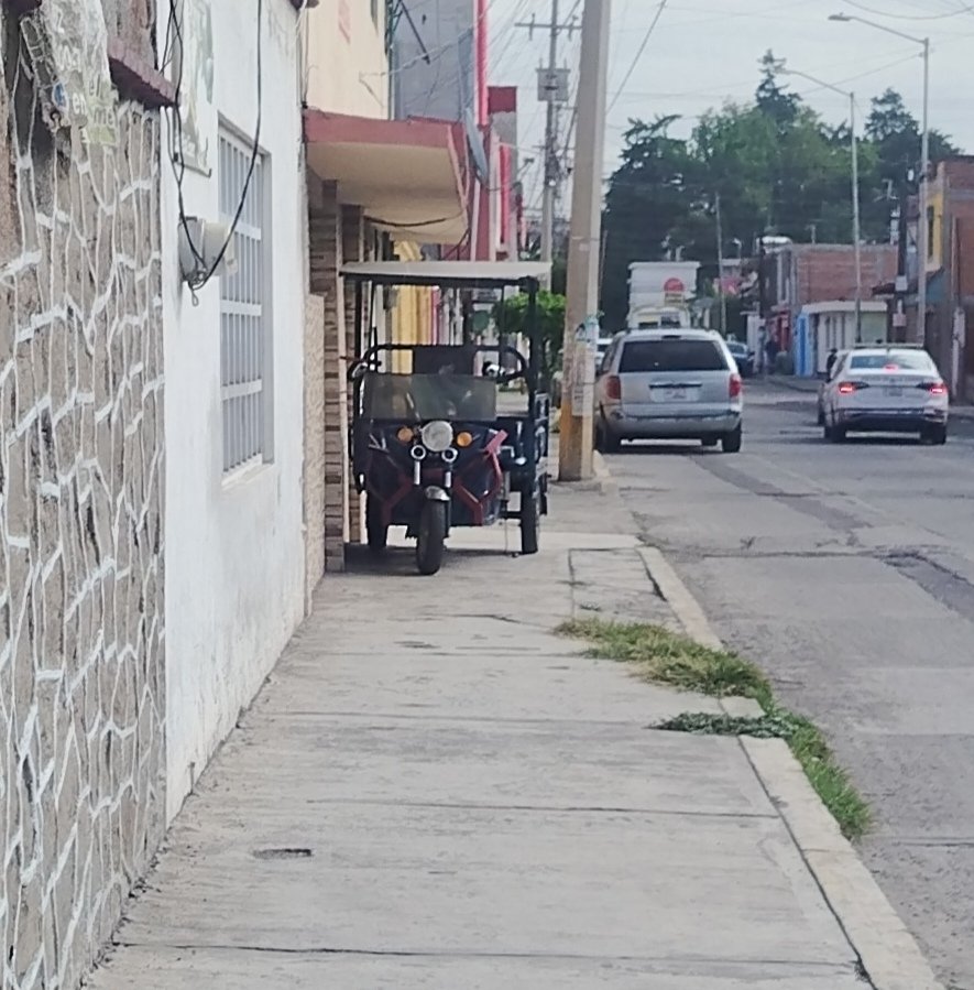 juancamaneimx's tweet photo. Podrían ayudar con quitar esta moto ya que diario la ponen en la banqueta y estorba mucho @SSPGobPue @Hechizero_38 @laredcincoradio en J Maria Morelos 609 Sn Felipe hueyotlipan https://t.co/qqRnULG7DB https://t.co/uacPSJQqq6