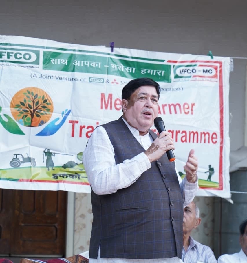 Dileep_Sanghani's tweet photo. अमरेली किसान उत्पादक एवं प्रसंस्करण सहकारी समिति लि. (FPO) द्वारा वांकिया गांव में आयोजित किसान सभा को संबोधित किया।

सरकार ने किसानों को अधिक समृद्ध और सुरक्षित बनाने के लिए, जहाँ-जहाँ सहकारी गतिविधियों की कमी थी, उसे पूरा करने तथा किसानों को आवश्यक सुविधाएँ उपलब्ध कराने के उद्देश्य से एफपीओ (FPO) का गठन किया है।

महिलाओं, युवाओं और किसानों को बेहतर रोजगार के अवसर मिलें तथा किसानों को उनकी उपज का उचित एवं लाभकारी मूल्य प्राप्त हो, इस दिशा में किए जा रहे कार्यों का सभी अधिक से अधिक लाभ उठाएँ, इसके लिए प्रेरित किया।

साथ ही, राज्य एवं केंद्र सरकार की विभिन्न योजनाओं की जानकारी दी तथा भविष्य में किए जाने वाले कार्यों की योजना और कार्यप्रणाली को लेकर विस्तार से चर्चा की।
@narendramodi @PMOIndia 
@AmitShah @MinOfCooperatn
