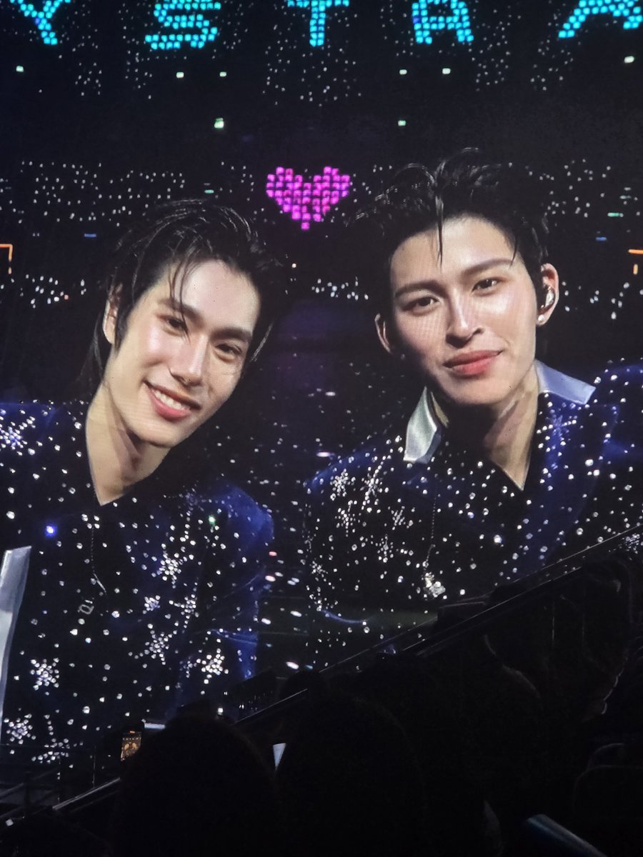 seetheright_1's tweet photo. น่ารักมาก 
#PondPhuwinConcertD1 https://t.co/j6KB5Ih321