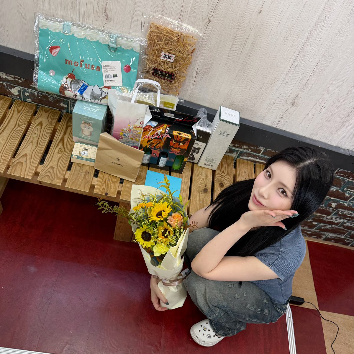 rei_kamiki's tweet photo. 本日のエピカリ即売会ありがとうございました🩵

初めましてさんや久しぶりの方いつも来てくれる方でとっても賑やかでした🌼

とても幸せでした🫶🏻
プレゼントもありがとうございます🩵

出会って一年記念にってお姫からお花貰っちゃった🥹🤍 https://t.co/JTqXqlflYE