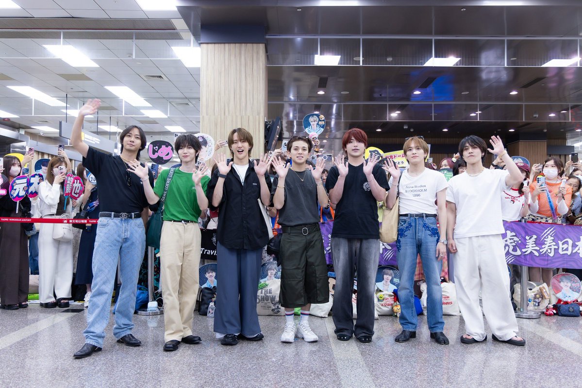 memeonmusic's tweet photo. #TravisJapan 明天將站上臺北大巨蛋為統一獅 J-LIONS「非．日常」主題日擔任開球與表演嘉賓，宮近海斗、七五三掛龍也、中村海人、松倉海斗、吉澤閑也、川島如惠留、松田元太等七位成員於今日飛抵松山機場，吸引近三百粉絲到場接機，不料卻遇上大雷雨導致飛機延遲一小時多才落地

照片：環球音樂提供 https://t.co/ybGjihgTJN