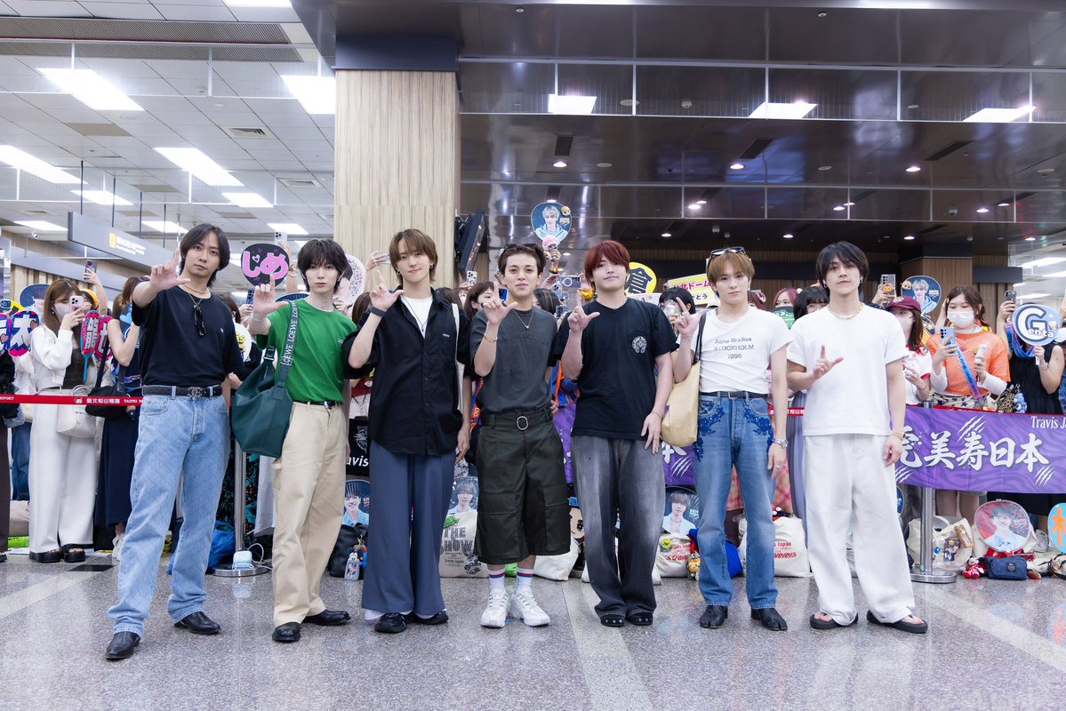 memeonmusic's tweet photo. #TravisJapan 明天將站上臺北大巨蛋為統一獅 J-LIONS「非．日常」主題日擔任開球與表演嘉賓，宮近海斗、七五三掛龍也、中村海人、松倉海斗、吉澤閑也、川島如惠留、松田元太等七位成員於今日飛抵松山機場，吸引近三百粉絲到場接機，不料卻遇上大雷雨導致飛機延遲一小時多才落地

照片：環球音樂提供 https://t.co/ybGjihgTJN