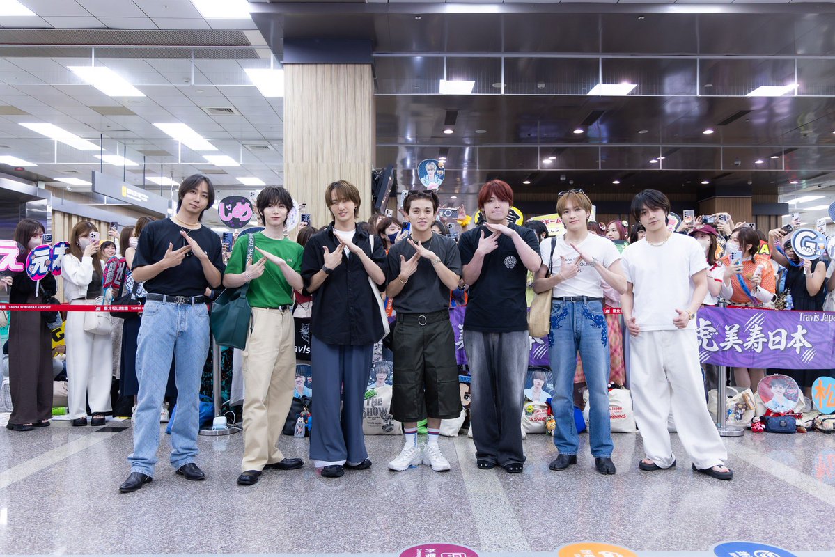 memeonmusic's tweet photo. #TravisJapan 明天將站上臺北大巨蛋為統一獅 J-LIONS「非．日常」主題日擔任開球與表演嘉賓，宮近海斗、七五三掛龍也、中村海人、松倉海斗、吉澤閑也、川島如惠留、松田元太等七位成員於今日飛抵松山機場，吸引近三百粉絲到場接機，不料卻遇上大雷雨導致飛機延遲一小時多才落地

照片：環球音樂提供 https://t.co/ybGjihgTJN